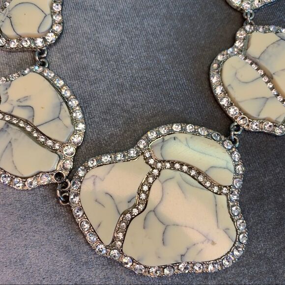 Bebe Cream gray marbled crackled Crystal Rhinestone trimmed chunky necklace - Picture 6 of 9